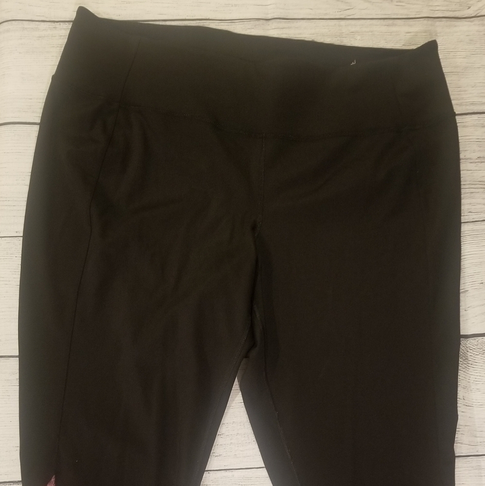 Livi Active NWOT crop leggings. Size 22/24.